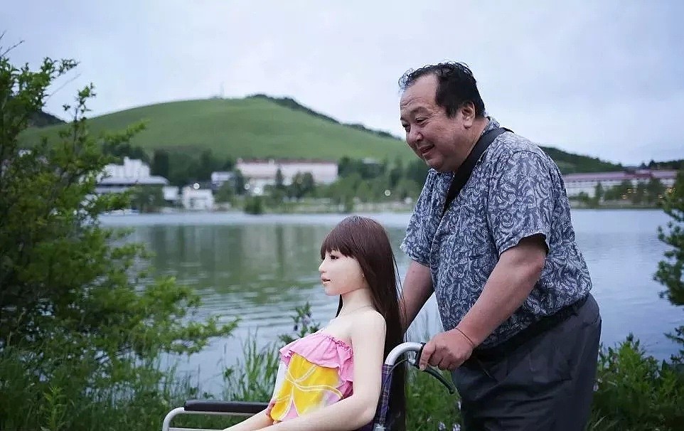 日本63岁大叔爱上硅胶娃娃！称当初是为了生理需要，后来发现她并非为了我的钱… - 12