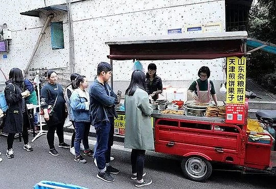 中国女留学生回国摆摊卖煎饼，生意火爆一天卖出200个！网友：“她活成了自己想要的样子” - 3