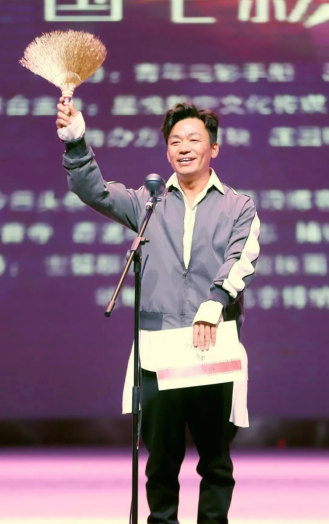 王宝强勇领“最烂导演奖”，成9年来第一位亲自领奖的一线明星，是真傻还是真聪明？（视频） - 26