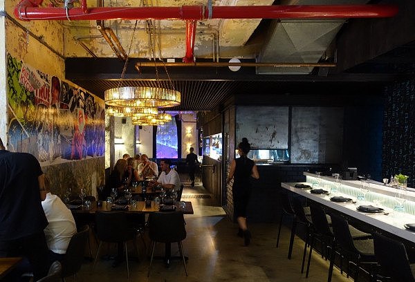 悉尼CBD的新餐厅不试一下？日式居酒屋与90年代摇滚风结合，就是炫酷！ - 1