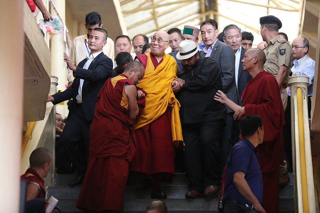 8月，印度麦罗肯机，达赖喇嘛在一座藏传佛教寺庙中。自从60年前中国对西藏的镇压以来，印度一直庇护达赖喇嘛及其追随者。