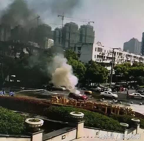 太恶劣！男子逼停前女友的路虎后点燃汽油，两人双双被烧身亡