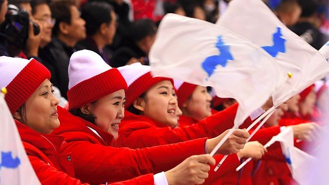 2018年冬奥会开幕式，朝鲜拉拉队手持白底