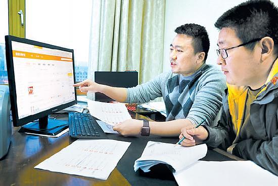 办案人员在恢复薛贵的网购交易记录。 重庆市纪委监察委网站 图