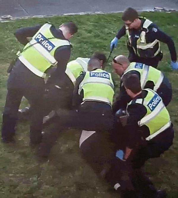 震惊！澳洲警察竟当街围殴精神病老人 施暴后面带笑容自拍（视频） - 3