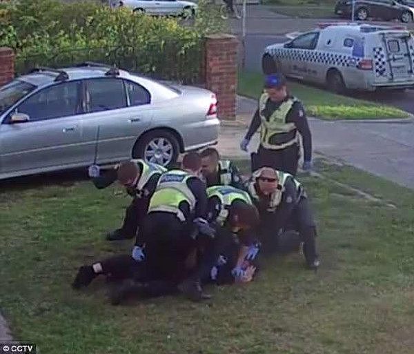 震惊！澳洲警察竟当街围殴精神病老人 施暴后面带笑容自拍（视频） - 2