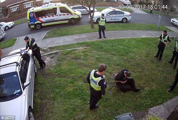 震惊！澳洲警察竟当街围殴精神病老人 施暴后面带笑容自拍（视频） - 4