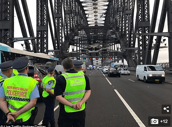 男子非法攀爬悉尼海港大桥，致早高峰严重拥堵！疑有重大心理疾病 将面临严重指控！（视频 / 组图） - 8