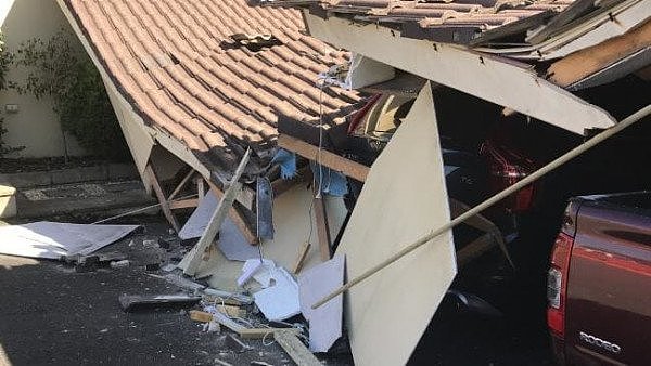 悉尼民宅车库突然坍塌致豪车被砸  屋主：都是修路惹得祸！（图） - 1