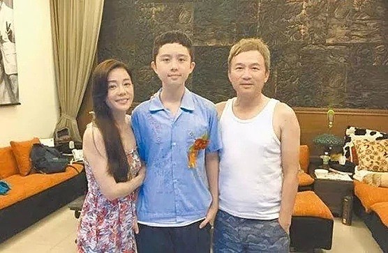 她带儿子参加热吻比赛夺冠，奇葩育儿理论吓退网友，如今终于孽力反馈了！（组图） - 133