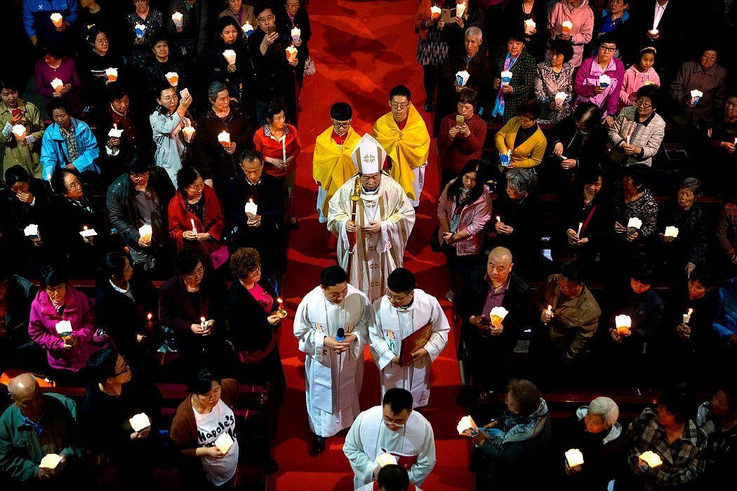 由中国当局而不是梵蒂冈任命的主教李山，在得到政府认可的北京宣武门圣母无染原罪堂主持圣周六弥撒。