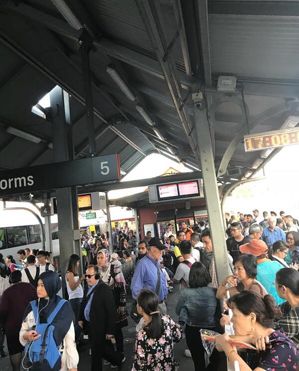 突发！悉尼Burwood火车站曝致死事件，疑有人卧轨！城铁营运大面积延误（视频 / 组图） - 5