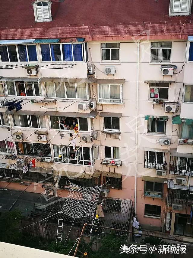 神人！上海大妈在4楼晾衣杆上站9小时！下班回来她还在 - 10