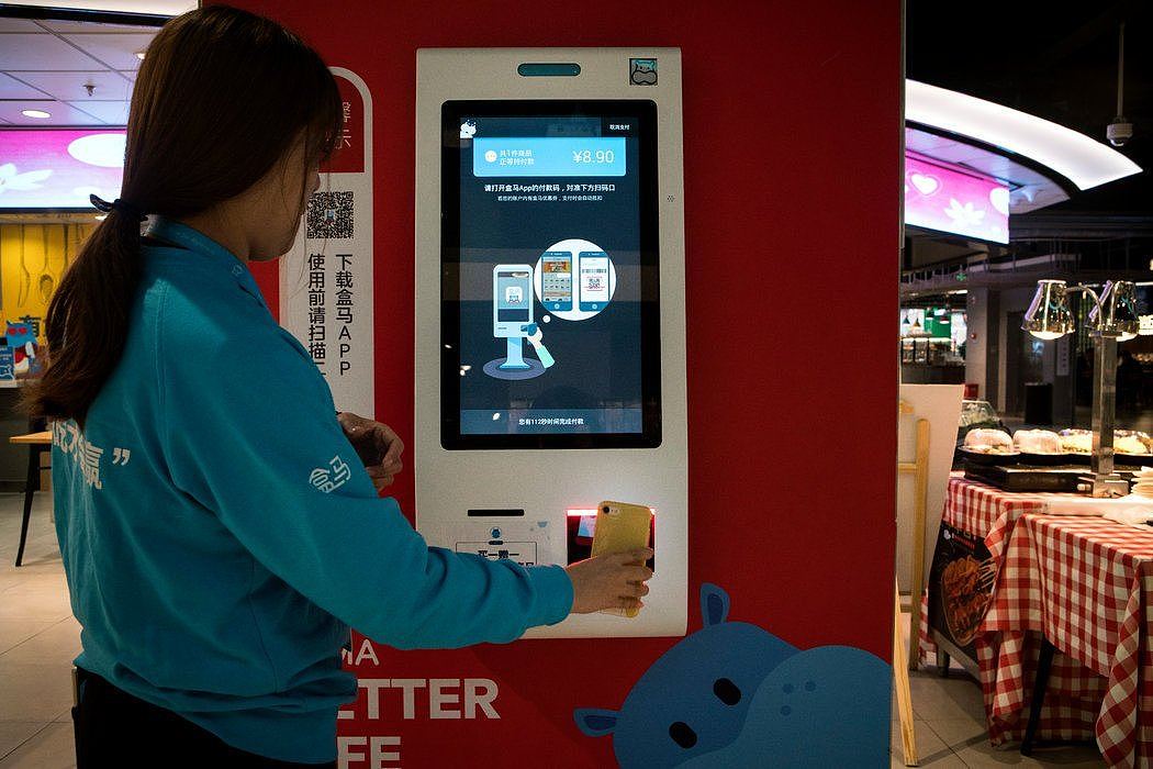盒马鲜生的结账机，购物者可以使用人脸识别技术付款。