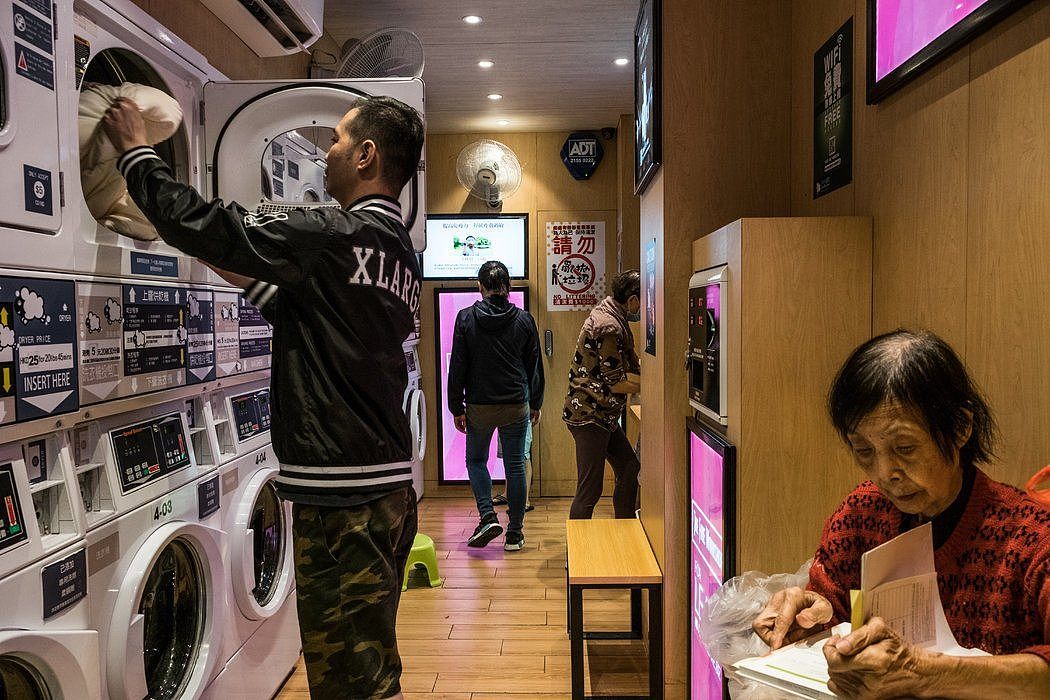 香港大学城市规划与设计系的教授黄健翔表示，自助洗衣店的普及开始改变这座城市的社会结构，“正在从根本上改变人们的社交方式、生活方式，以及思维模式”。