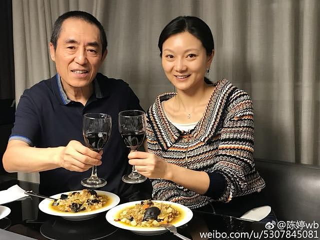 张艺谋回忆超生岁月：孩子当10年“黑户”！东躲西藏苦不堪言！