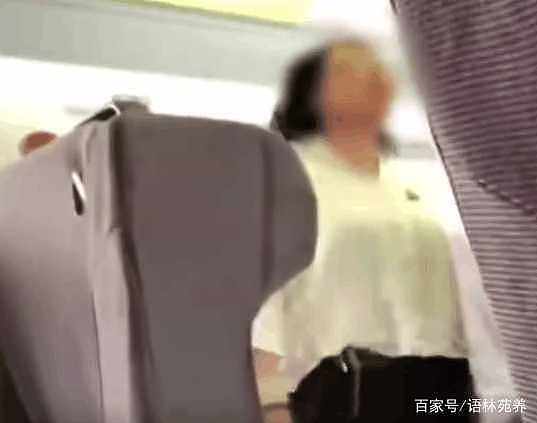 戏精！女子高铁直播声太大，被劝阻后狂飙日语怼乘警（视频） - 1