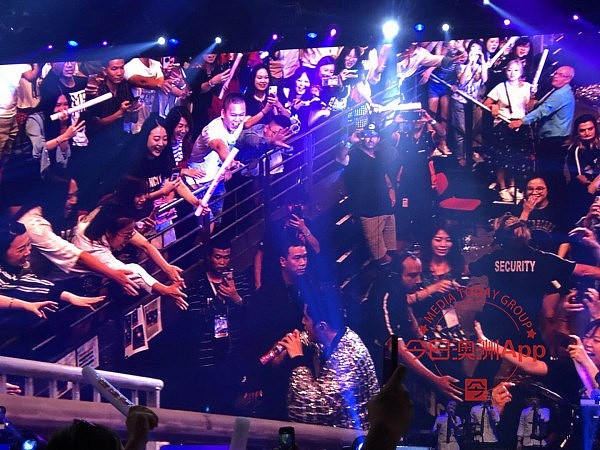 【直播】嗨翻天！周杰伦“地表最强”演唱会悉尼爆棚！4D超炫舞台！2万华人热泪盈眶！（视频 / 组图） - 31
