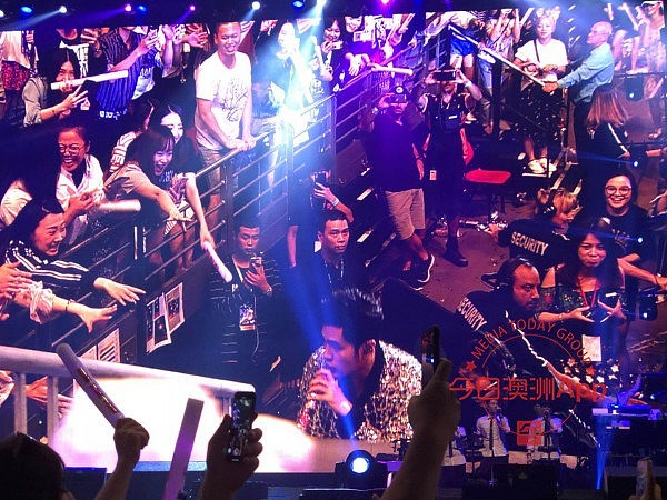 【直播】嗨翻天！周杰伦“地表最强”演唱会悉尼爆棚！4D超炫舞台！2万华人热泪盈眶！（视频 / 组图） - 30