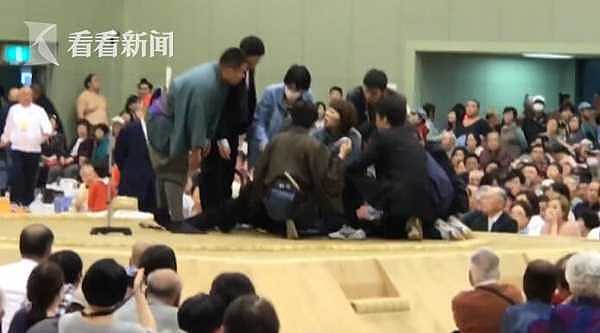 只因是女性！护士冲上台救市长遭驱赶 地上还被撒盐“净化” - 1