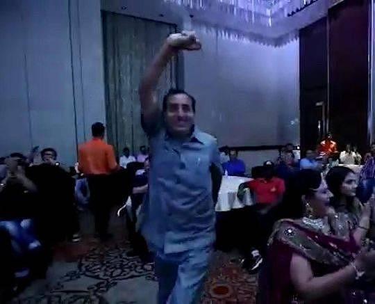 印度男子领奖台上跳起宝莱坞歌舞 下一秒当众倒地身亡
