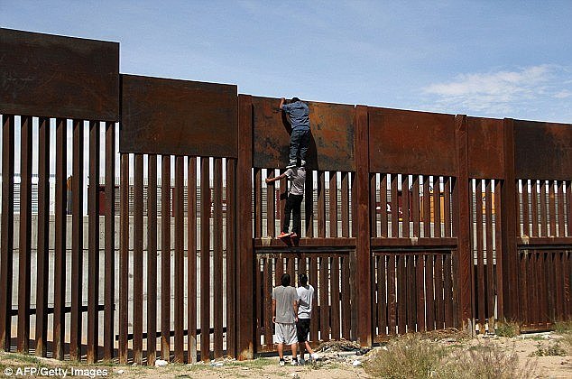 墨西哥男子120秒内翻过美墨边境墙“嘲讽”特朗普，被人拍下全过程 - 1
