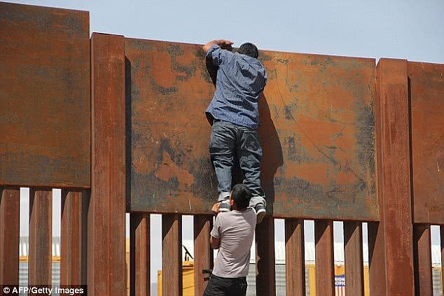 墨西哥男子120秒内翻过美墨边境墙“嘲讽”特朗普，被人拍下全过程 - 2