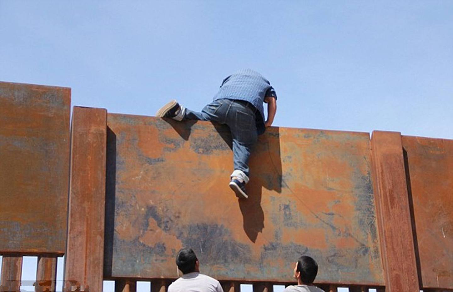 墨西哥男子120秒内翻过美墨边境墙“嘲讽”特朗普，被人拍下全过程 - 3