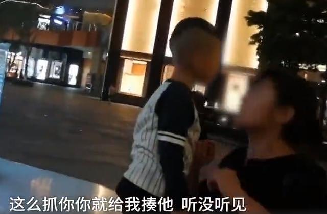 俩孩子在街头打架  母亲鼓励孩子使劲打，网友都说没毛病！