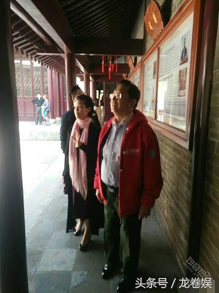 79岁李双江容光焕发，和梦鸽玩台球，隆昌寺烧香给儿子祈福！