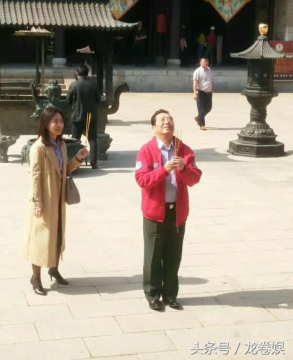 79岁李双江容光焕发，和梦鸽玩台球，隆昌寺烧香给儿子祈福！