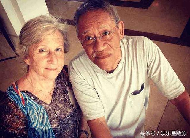 79岁吴耀汉全家照，混血儿子帅气但害怕结婚，他钱多的如今花不完