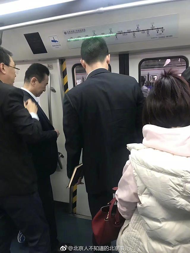 王健林带保镖坐地铁 网友：有幸和首富共享座驾（组图） - 2