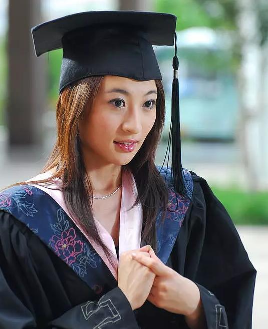 林峰是她堂哥，中央戏剧学院毕业，嫁给大16岁富豪，新剧狂讲日文