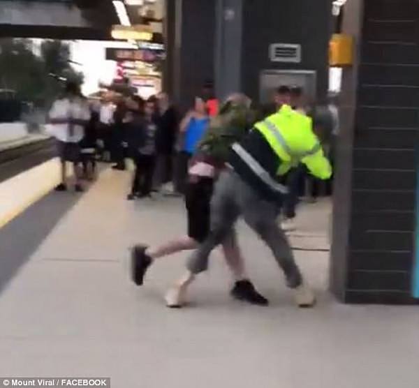 悉尼火车站又现暴力互殴事件！站台秒变拳击台 引大量乘客围观（视频） - 1