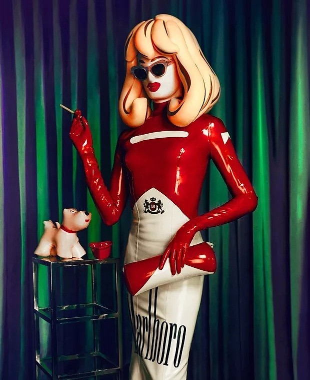 她是世界最大牌的塑料娃娃，顶尖时尚界的名流都爱与她合影 - 39
