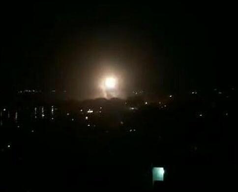 叙利亚防空部队对美英法空袭发起反击 击落13枚导弹（视频） - 6