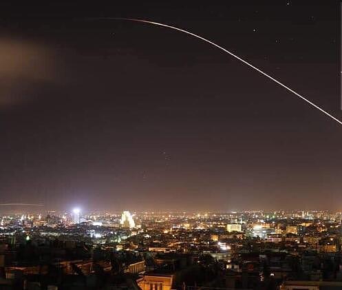 叙利亚防空部队对美英法空袭发起反击 击落13枚导弹（视频） - 5