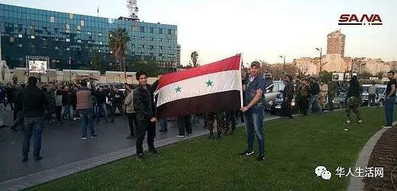 百弹齐发，拦截71枚！三国空袭后，叙利亚人民的第一个早晨：广场庆祝 - 15