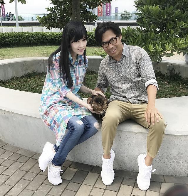 50岁周慧敏与狗狗和猫咪合照，网友：大妈的年纪却是小女生的面孔