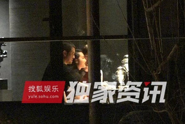 李亚鹏带神秘女子聚餐，乘车时还被坐了大腿（组图） - 1