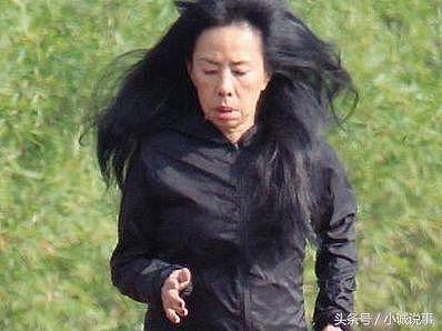 周润发老婆素颜跑步被认出，网友被吓到：丑的配不上发哥 - 1