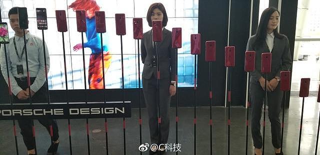 王思聪展会摸手机被保安制止：小伙子，别摸，弄坏了你赔不起 - 3