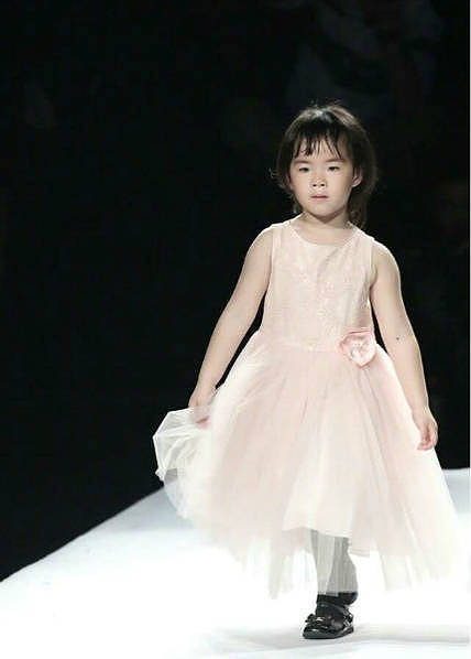 黄奕5岁女儿T台走秀，曾被吐槽丑如今愈发漂亮（组图） - 5
