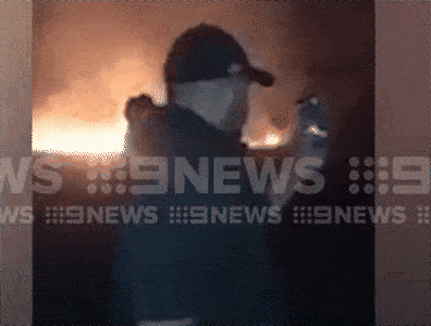 故意纵火还拍视频炫耀？悉尼山火现场惊现可疑蒙面男子 警方介入调查（视频）  - 8