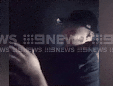 故意纵火还拍视频炫耀？悉尼山火现场惊现可疑蒙面男子 警方介入调查（视频）  - 10