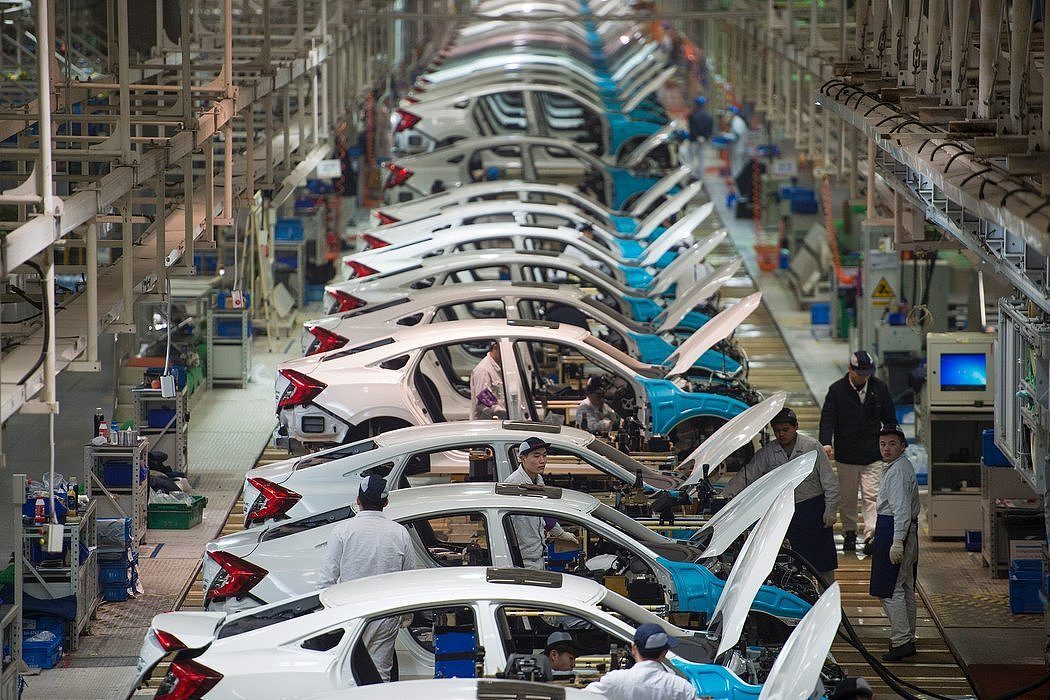 本田与中国汽车制造商东风公司的合资企业在武汉工厂内生产思域汽车。本田已修改其法律文件，让共产党在其中国工厂的运营中发挥更多影响力。