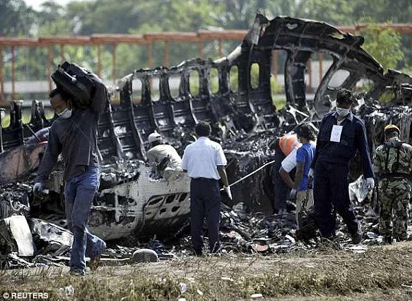 印尼飞机失事爆炸21人丧生！澳记者全身60%重度烧伤！双腿惨被截肢！如今改行当作家... - 4