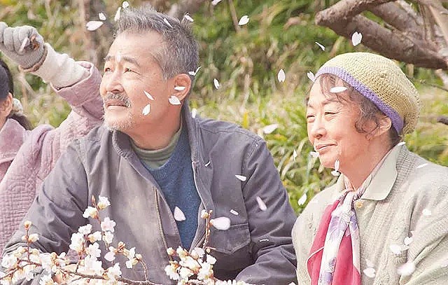 日本最“变态”小镇，15年“零垃圾”，一群65岁+老人，靠捡树叶个个年入千万！ - 1