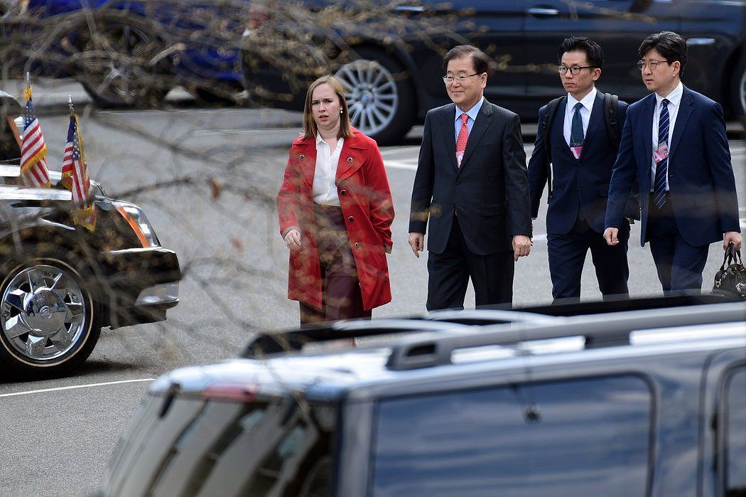 上周，韩国总统的国家安全顾问郑义荣（左二）访问华盛顿。